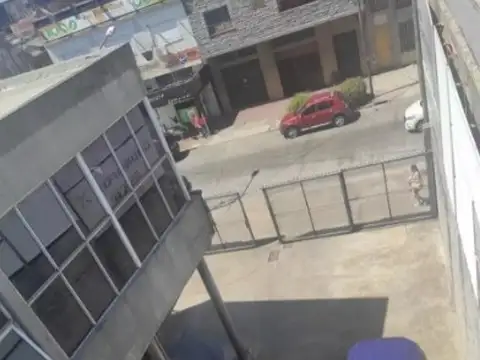 Galpón Con Estacionamiento Y Patio.