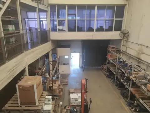 Galpón Con Estacionamiento Y Patio.