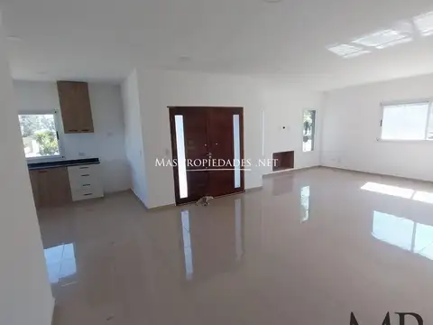Casa 4 ambientes con 3 baños