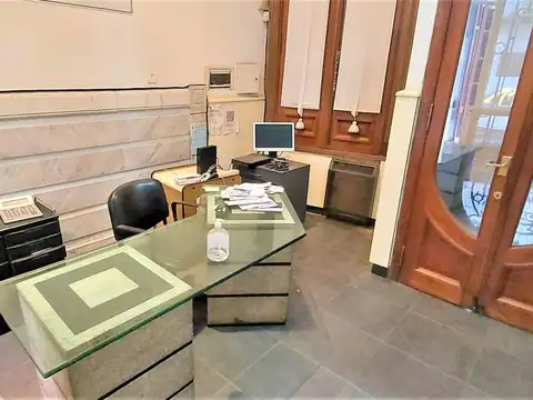 Oficina 8 ambientes con 5 baños