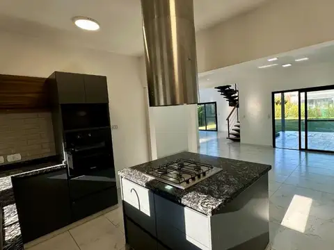 Casa 5 ambientes con 3 baños