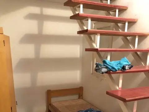 EXCELENTE CASA DE 4 AMBIENTES CON DOS BAÑOS, CON GARAGE Y AMPLIO JARDIN