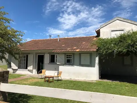 EXCELENTE CASA DE 4 AMBIENTES CON DOS BAÑOS, CON GARAGE Y AMPLIO JARDIN