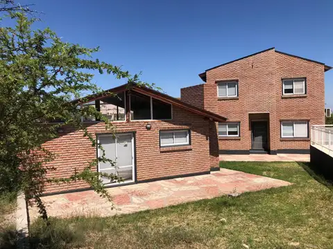 Casa en Venta con 3 cocheras