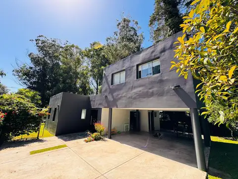 Casa en el Bosque Peralta Ramos de tres ambientes con piscina