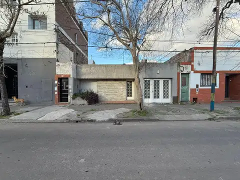 EN VENTA - CASA TRES DORMITORIOS CON JARDIN Y COCHERA - ARROYITO, ROSARIO.