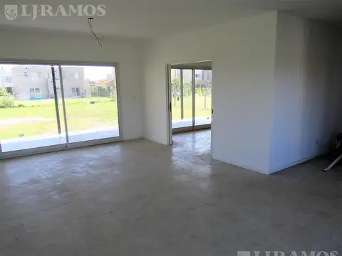 Casa en Alquiler con 4 cocheras