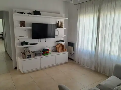 Casa 4 ambientes con 2 baños