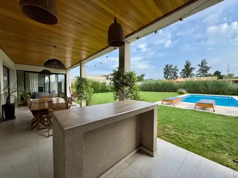 Casa 4 ambientes con 3 baños