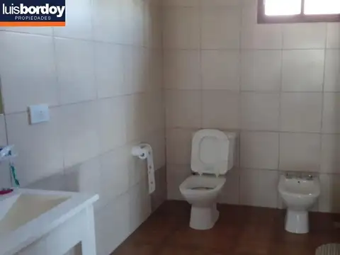 Casa Chajari frente a capilla