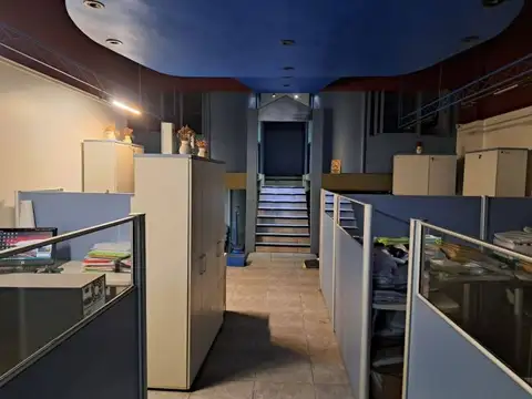 LOCAL AMPLIO A LA CALLE DE 190 M², CON 4 OFICINAS Y ENTREPISO., Chilavert 6900 - Villa Riachuel...