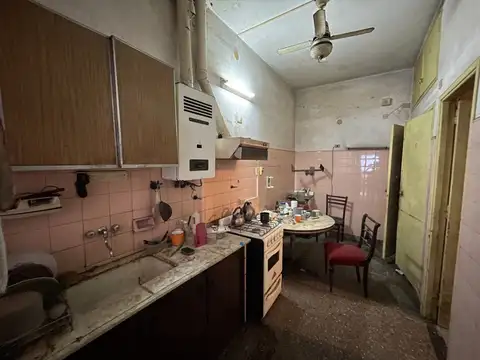 Casa en gran lote 8.66x43.30 a refaccionar integra.-375 m2 totales.