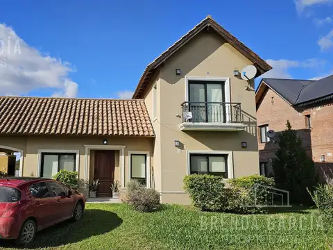 Casa en Dos Plantas En Venta En Colon Entre Ríos.