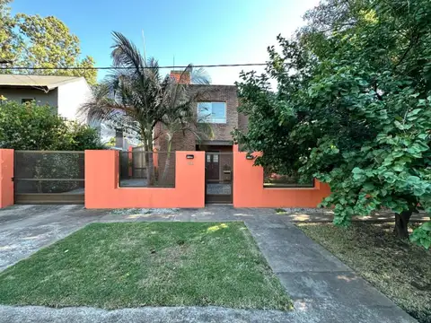 VENTA CASA 3 DORMITORIOS PISCINA FUNES