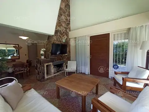 Casa 4 ambientes con 2 baños