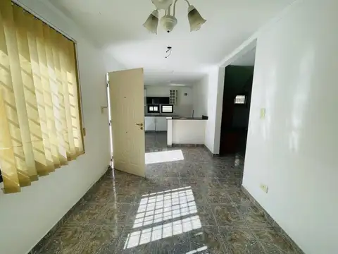 Casa 6 ambientes con 2 baños