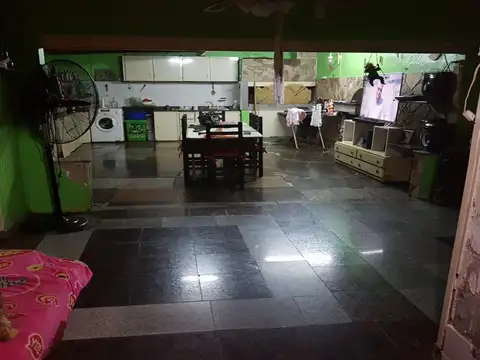 76 E/ 24 Y 25: CASA EN VENTA DE 2 DORMITORIOS CON COCHERA CUBIERTA