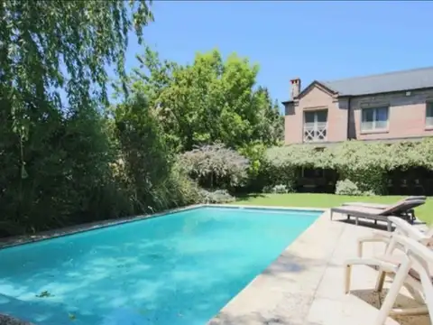 Casa de 6 ambientes en venta, en el Barrio Cerrado Los Boulevares, Pilar.