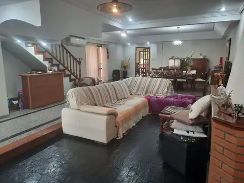 CASA EN LOTE DE 8.66 X 30.25 MTS CASA 4/5 AMBIENTES CON JARDIN