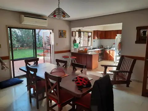 CASA EN LOTE DE 8.66 X 30.25 MTS CASA 4/5 AMBIENTES CON JARDIN