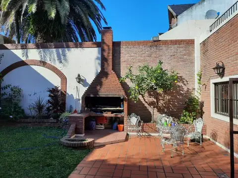 CASA EN LOTE DE 8.66 X 30.25 MTS CASA 4/5 AMBIENTES CON JARDIN