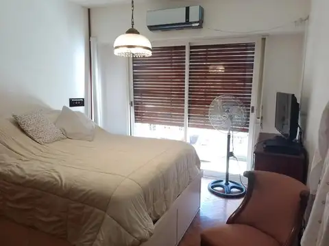 Depto. 2 amb. semi- piso al cfte c/ balcón y cochera luminos