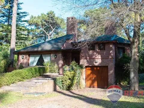 VENTA DE CASA EN  CARILO, ZONA GOLF. CON PISCINA