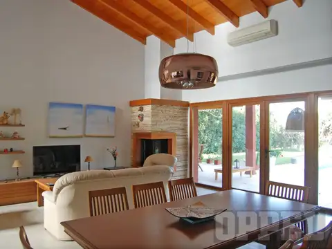 Casa 5 ambientes con 4 baños