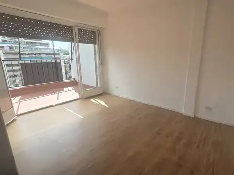 Muy Buen Departamento 3 amb al Frente White y Alberdi, amplio balcon Orientacion Este