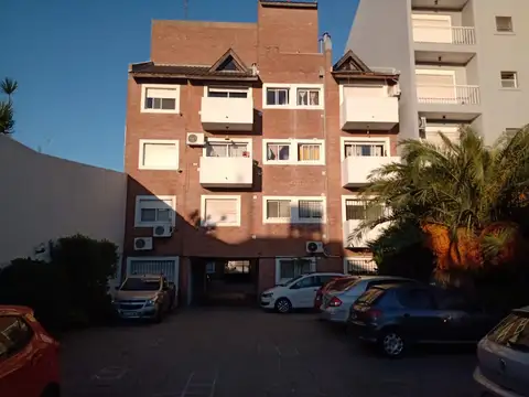 DEPARTAMENTO 4 AMBIENTES CON COCHERA. EDIFICIO CON PARRILLA, SUM Y ESPACIO A CIELO ABIERTO