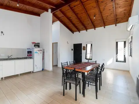 Casa 4 ambientes con 2 baños