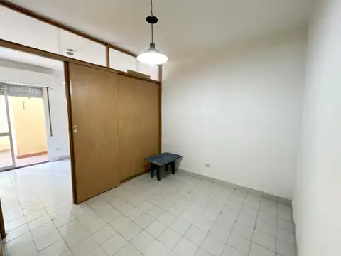 Venta Departamento monoambiente   patio en Av. Francia al 900