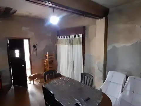 AMPLIA PROPIEDAD EN LOTE PROPIO A 300 MTS DE AV MARQUEZ