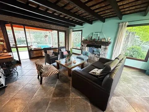 Casa en Venta con 2 cocheras