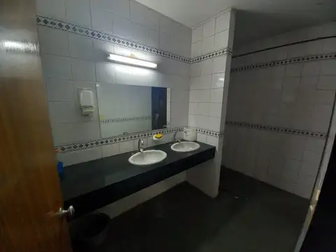 Oficina 2 piso al frente ( ascensor)  Moron centro