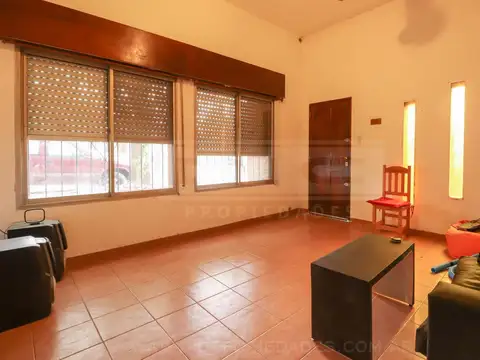 Ambrosoni al 3900 entre Reguera y  Pueyrredón