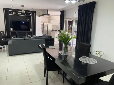 Casa 6 ambientes con 4 baños