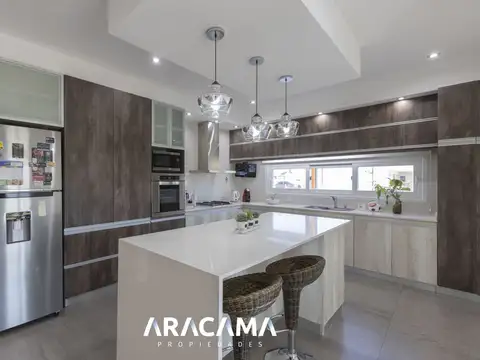 Casa en Venta con 2 cocheras