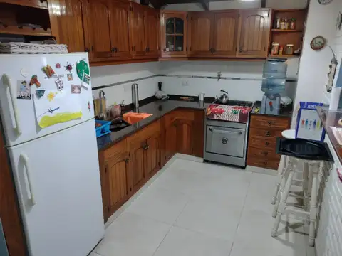 Casa 4 ambientes con 2 baños