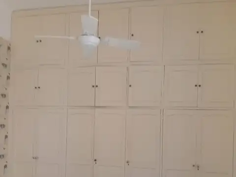 PH 2 ambientes con patio. Cocina separada. Amplios placares. Lavadero. A 2 cuadras Bvard Charcas.