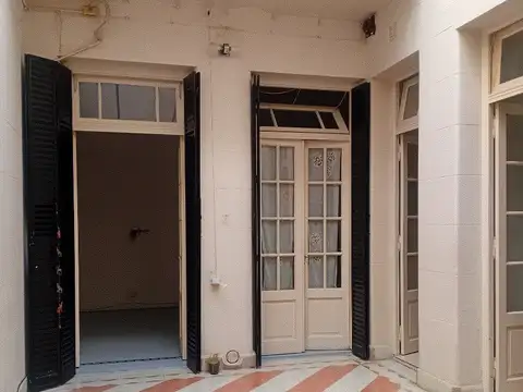 PH 2 ambientes con patio. Cocina separada. Amplios placares. Lavadero. A 2 cuadras Bvard Charcas.