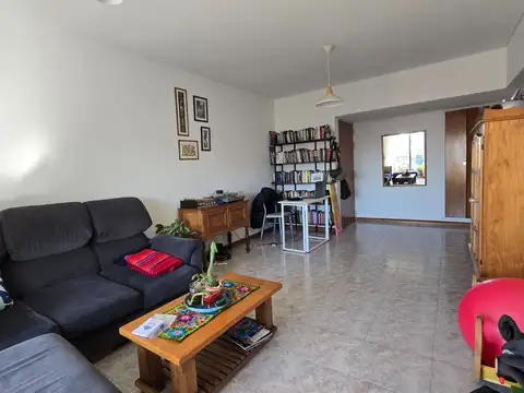 VENTA DEPTO 3 AMBIENTES SEMIPISO FLORES