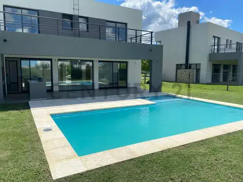 VENTA CASA DE 5 AMB C/ PILETA - CANTON BARRIO GOLF ESCOBAR