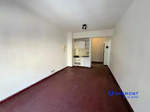 Venta de departamento monoambiente con balcón al frente, en el barrio de San Nicolás.