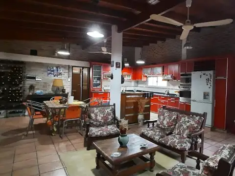 Casa 6 ambientes con 5 baños