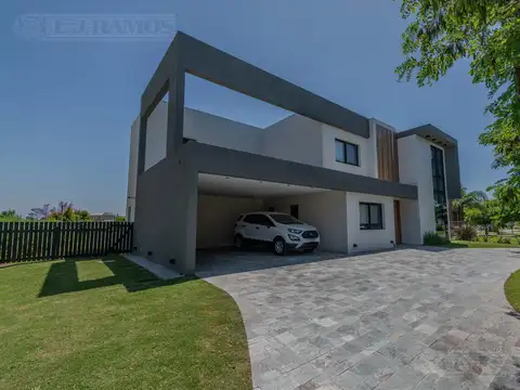 Casa 5 ambientes con 4 baños