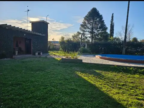 Chacra de 2,8 ha en Mercedes con casas, quincho, pileta y arboleda a 10 km de la ciudad sobre ruta