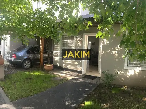 Casa en dos plantas dentro del barrio “Altos de Podesta”, remodelada con excelentes criterios.