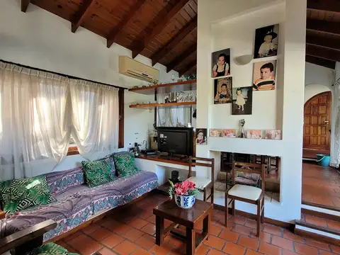 Casa 4 ambientes con 2 baños