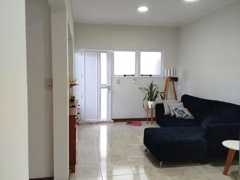 Casa 6 ambientes con 2 baños